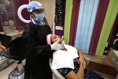 印度疫情趨緩 部分地區(qū)逐步放松防疫措施 美容服務(wù)行業(yè)迎來復(fù)蘇