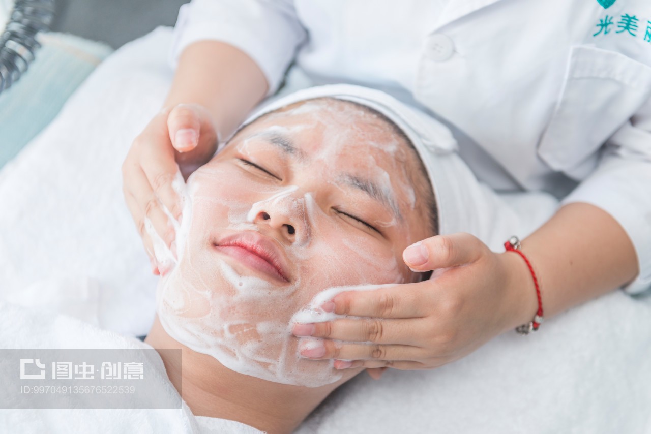 美容技師為顧客涂抹潔面泡沫 專業細節打造優質美容服務